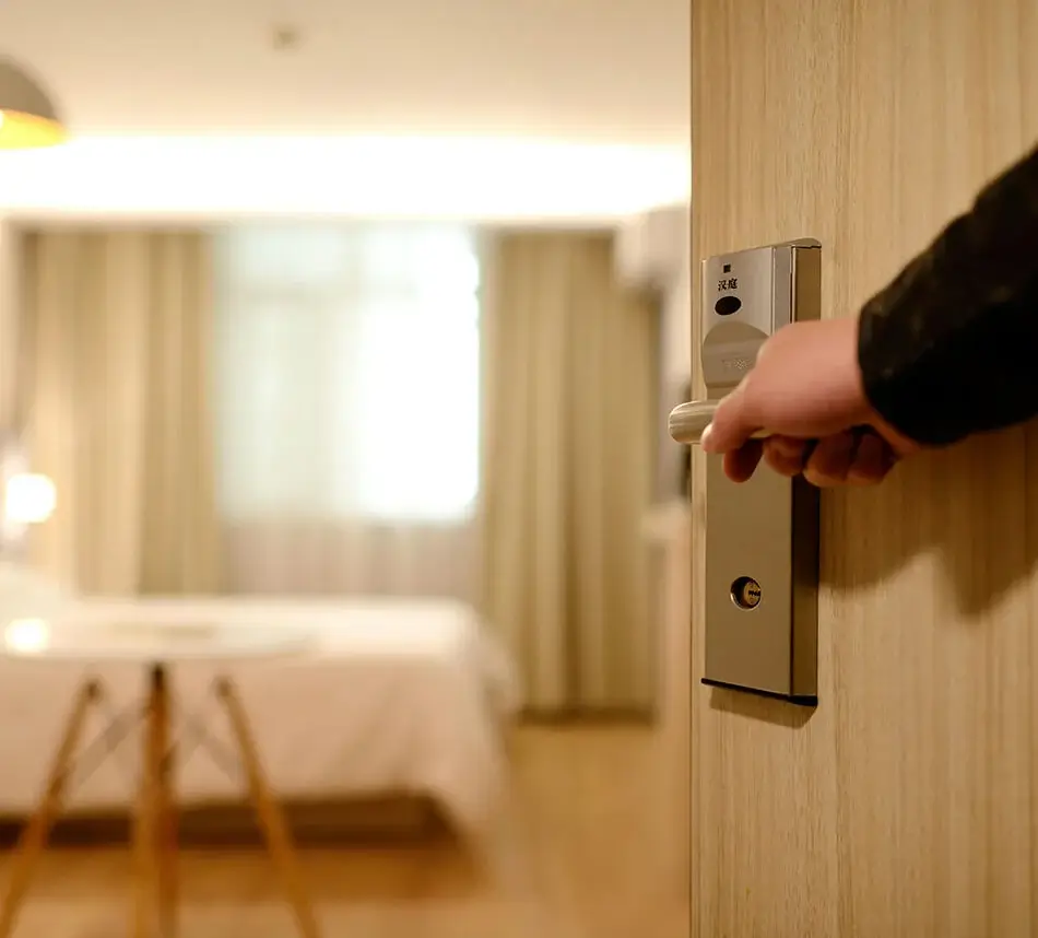 Farklı lokasyonlardaki odalar için rezervasyon sistemi yazılımı